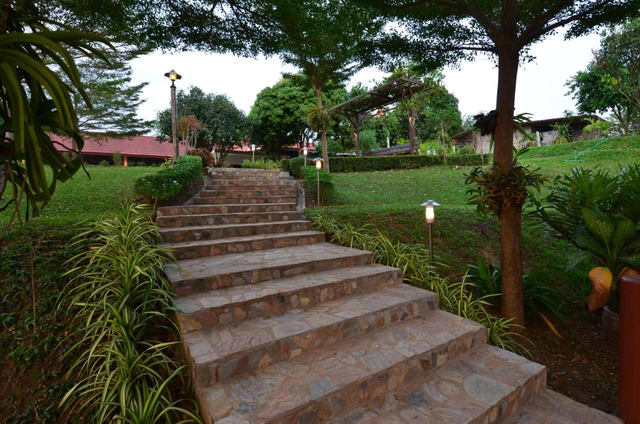 Bed and Breakfast Baan Wanwaree Kanchanaburi Exterior foto